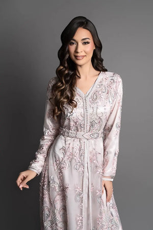 Détail broderies caftan marocain haut de gamme col V sfifa et perles 