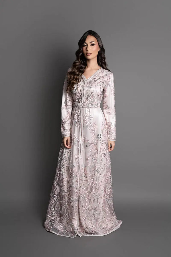 Caftan de mariage rose poudré brodé motifs arabesque ceinture bijou