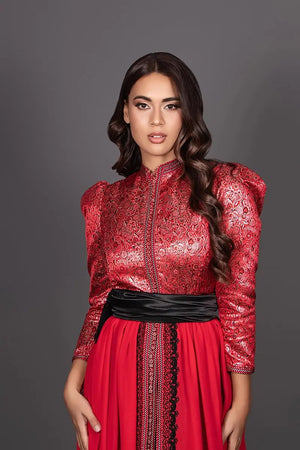 takchita marocaine en brocard rougeet noir pour mariage marocain 