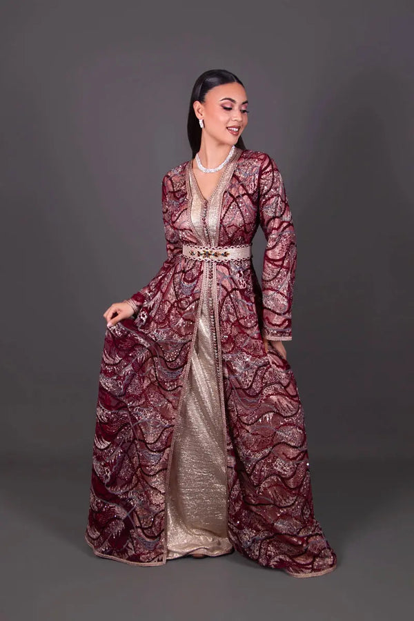 Marokkanische Takchita Aurelia, offen getragen und mit einem roségoldenen Lamé-Futter, bestickter Spitze und einem Schmuckgürtel – für eine elegante Ausstrahlung.