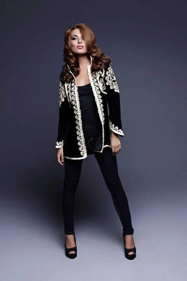 Veste en velour noir brodé or col montant pour fêtes et mariages 