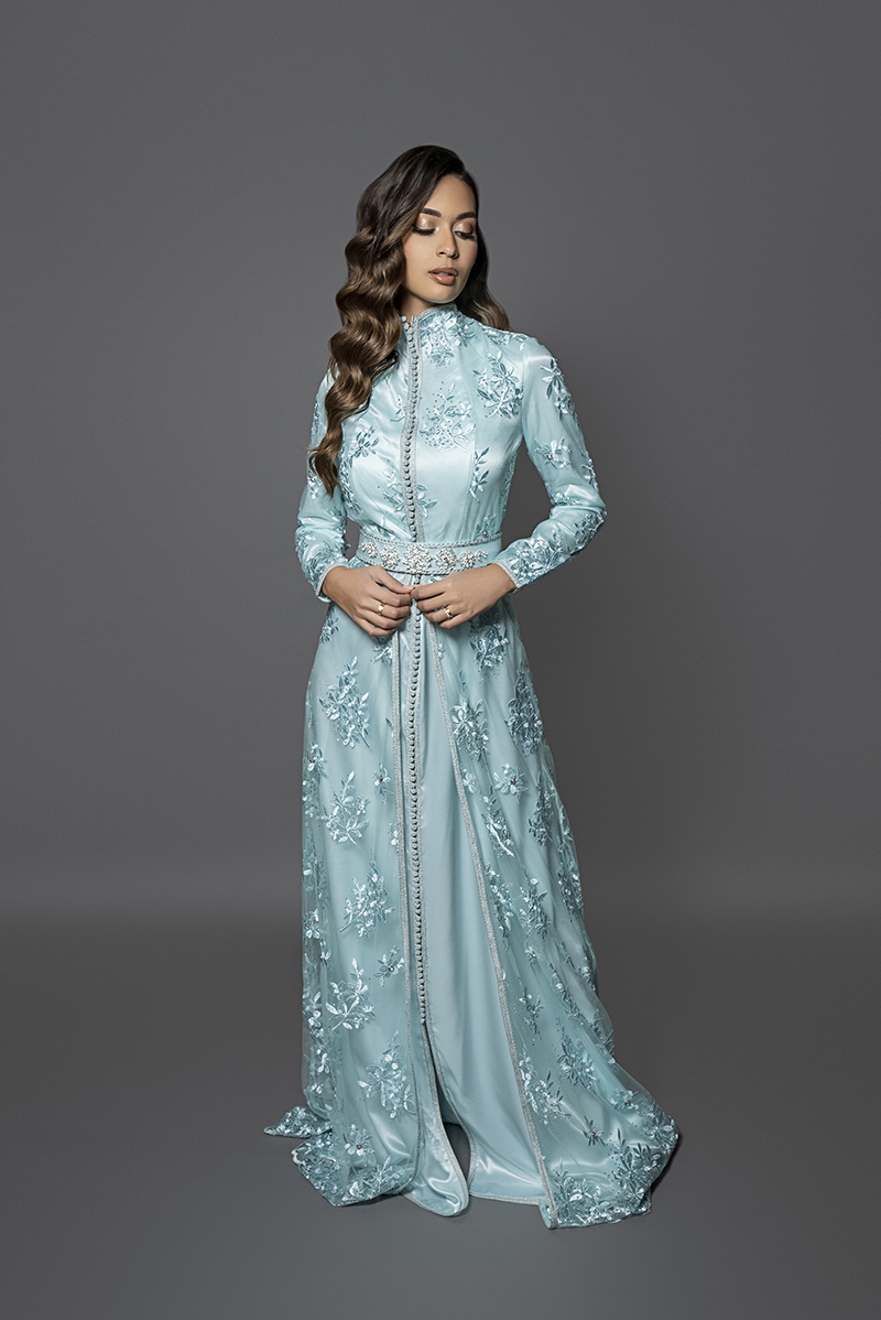 Hijabista 2023 en caftan marocain de luxe 